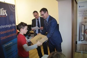 Na zdjęciu przekazanie sprzętu komputerowego w ramach walki z wykluczeniem cyfrowym młodzieży / fot. UMWK-P.