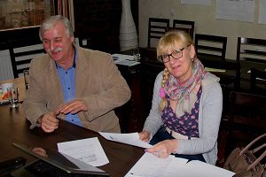 Na zdjęciu od lewej: dyrektor Zespołu Szkół w Szczańcu Jan Greczycho i Krystyna Piątek – pedagog szkolny / fot. M. Szafrański.