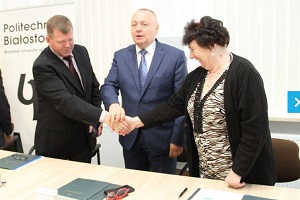 na zdjęciu: Jan Klewinowski (Eltron), Lech Dzienis (PB) i Danuta Bojczuk (ZSM) po podpisaniu umów dotyczących wspólnego kształcenia elektryków / fot. UM w Łapach.