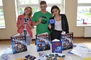 Na fotografii od lewej: Justyna Kowalczyk (klasa III szkoły zawodowej), Marcel Dyko (klasa III gimnazjum) i Paulina Przybylska (klasa III szkoły zawodowej) – gospodarze na stoisku funduszy unijnych / fot. M. Szafrański.