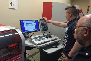 Krystian Merkel z Gorzowa Wlkp. podczas kwalifikacyjnego kursu zawodowego operatora obrabiarek skrawających uczy się programować / fot. Lubuska Wojewódzka Komenda OHP.