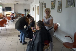Fryzjerki z OHP podczas akcji "Fryzjerki seniorom" / fot. Podlaska OHP.