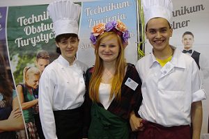 Oferta „Ceramika" wyróżniała się atrakcyjnością i entuzjazmem młodzieży. Od lewej: Magdalena Główka, Ewa Dziendziora i Dawid Górski / fot. M. Szafrański