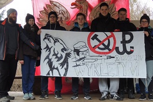 Młodzież z Radziejowa z plakatem promującym zwycięski projekt edukacyjny / fot. Klub Odkrywców Historii Regionu.