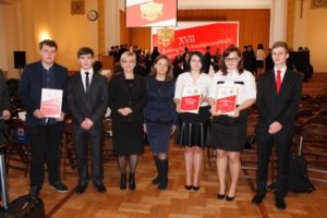 Na zdjęciu dyrektor Zespołu Szkół Elektronicznych w Lublinie Elżbieta Hanc z uczniami na finałowej gali rankingu "Perspektyw" / fot. materiały szkoły