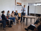 Grupa szkoleniowa podczas zapoznawania się ze schematem mediacji