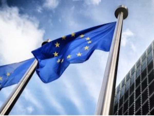 Flaga Unii Europejskiej- żółte gwiazdy na niebieskim tle.